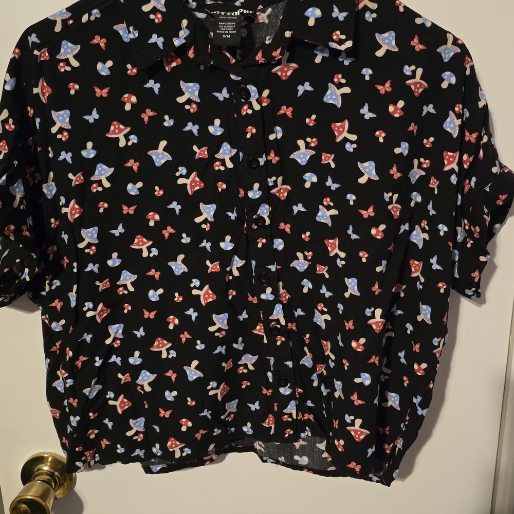 Hot Topic Black and Red Casual Button Down Shirt
